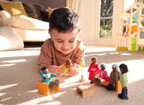 Hape Doll Family - 6-delige donkerleren poppenhuisaccessoireset met houten en stoffen figuren, fantasiespel, educatief speelgoed, interactief leerspeelgoed voor kinderen vanaf 3 jaar