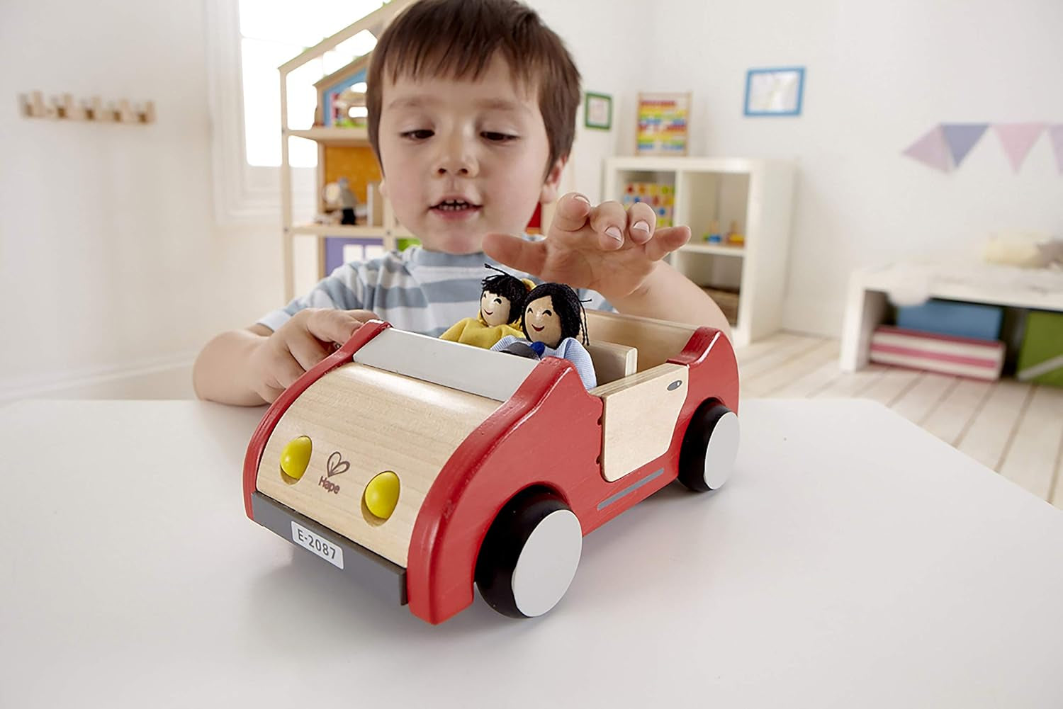 Hape E3401 Vierseizoenenhuis, gemeubileerd en E3500 - Poppenfamilie, lichte huid