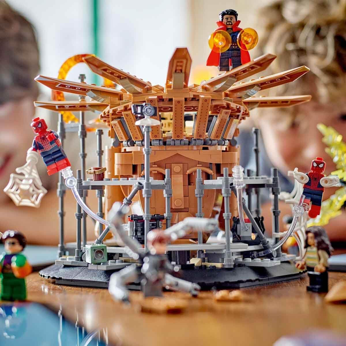 LEGO 76261 Marvel Spider-Man's Big Showdown, Spider-Man: No Way Home set met 3 minifiguren Peter Parker plus Green Goblin, Electro, Sandman, Ned, Doctor Strange en MJ, verzamelmodel Bouwsets Besuche in LEGO-Store