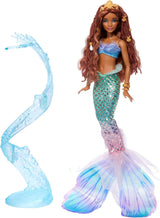 Mattel Disney Ariel de kleine zeemeermin - Deluxe zeemeerminpop met haarkralen en poppenstandaard voor fantasierijk spelen en tentoonstellen, voor kinderen vanaf 3 jaar, HNF42