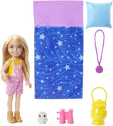 Barbie Chelsea-serie, Chelsea-pop kamperen met blond haar, huisdieruil, slaapzak, kussen, zaklamp, verrekijker, kampeeraccessoires, kindercadeau, speelgoed voor 3 jaar en ouder, HDF77