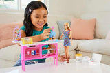 Barbie Malibu Roberts-pop en 18-delige bakset, inclusief speeldeeg en donut-, croissant- en muffinvormpjes, voor kinderen vanaf 3 jaar, HJY19