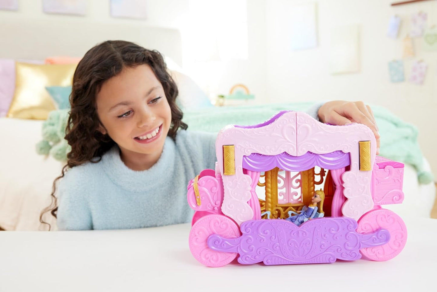 Mattel Disney Princess Transformerende speelset Koets naar kasteel met kleine Aurora-pop, 3 niveaus, 6 speelplekken, 4 figuren, meubels en accessoires HWX17 Naty Shop-poppen