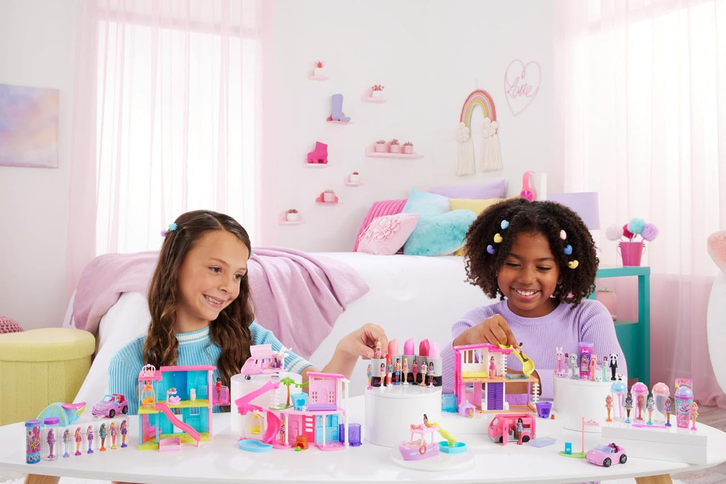 Mini BarbieLand Barbie pop en speelgoedvoertuigsets, 1,5" pop en iconisch kleurveranderend verrassingsspeelgoedvoertuig, HYF40