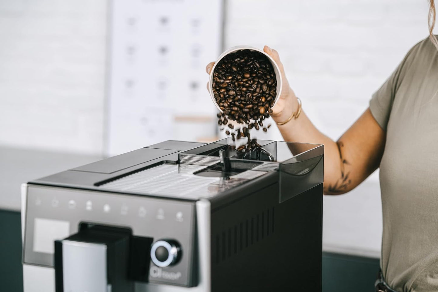 Melitta CI Touch - Volautomatische espressomachine met melksysteem, espressomachine met geïntegreerde koffiemolen en melkopschuimer, b.v. voor espresso of cappuccino, zilver