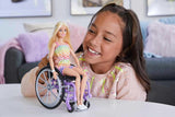 Barbie Fashionista pop, blond haar en regenboog jumpsuit, inclusief rolstoel en oprit, pop cadeau voor kinderen, speelgoed voor kinderen vanaf 3 jaar, HJT13