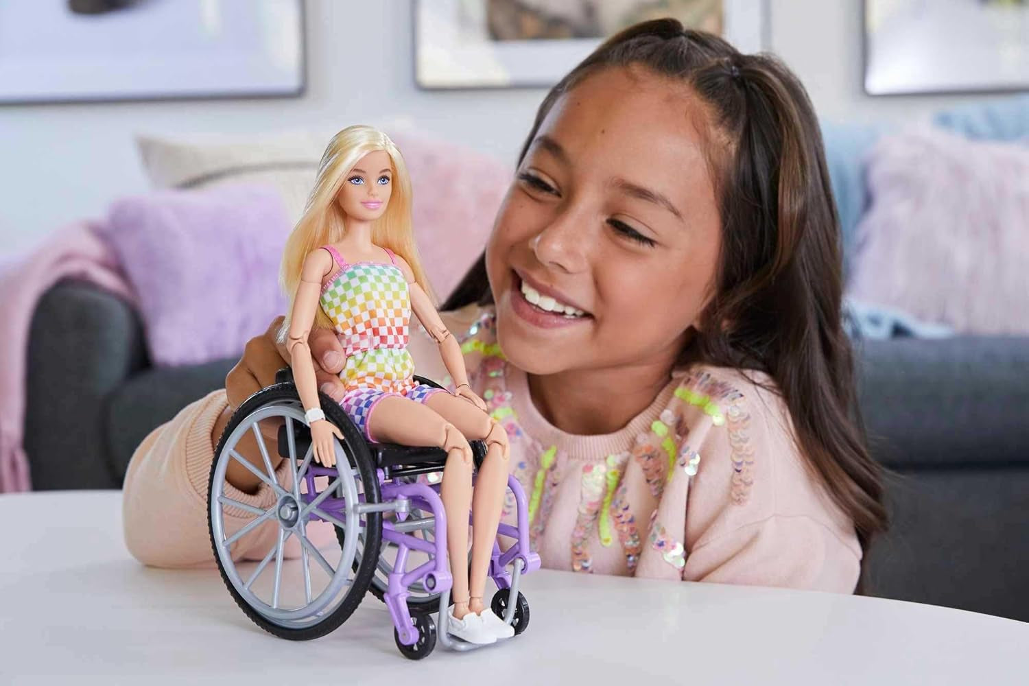 Barbie Fashionista pop, blond haar en regenboog jumpsuit, inclusief rolstoel en oprit, pop cadeau voor kinderen, speelgoed voor kinderen vanaf 3 jaar, HJT13