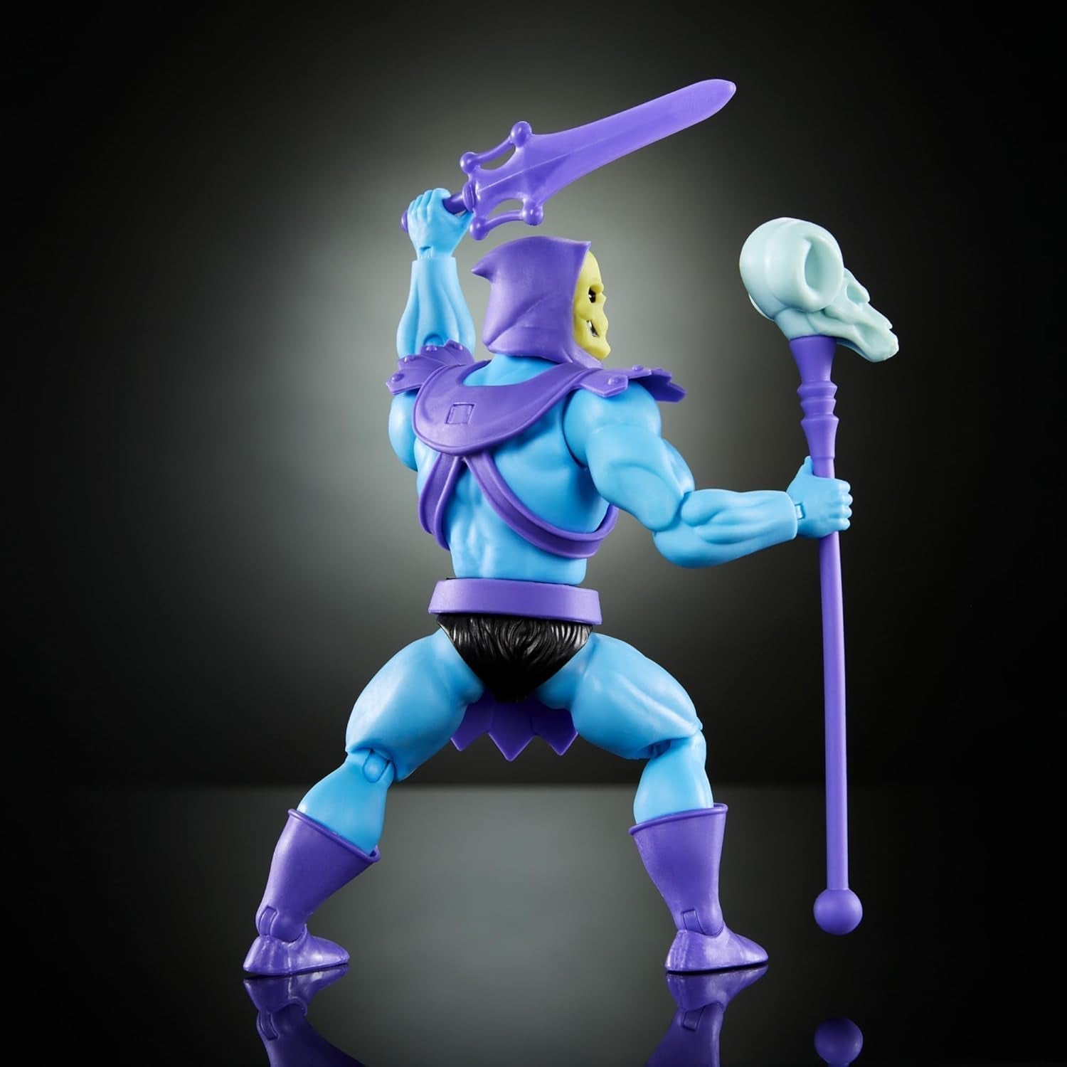 Masters of the Universe Origins speelgoed, skeletfiguur uit de tekenfilmcollectie, staande slechterik ca. 14 cm met pantser, staf, zwaard en 2 maskers, HYD24 Actiefiguren Naty Shop