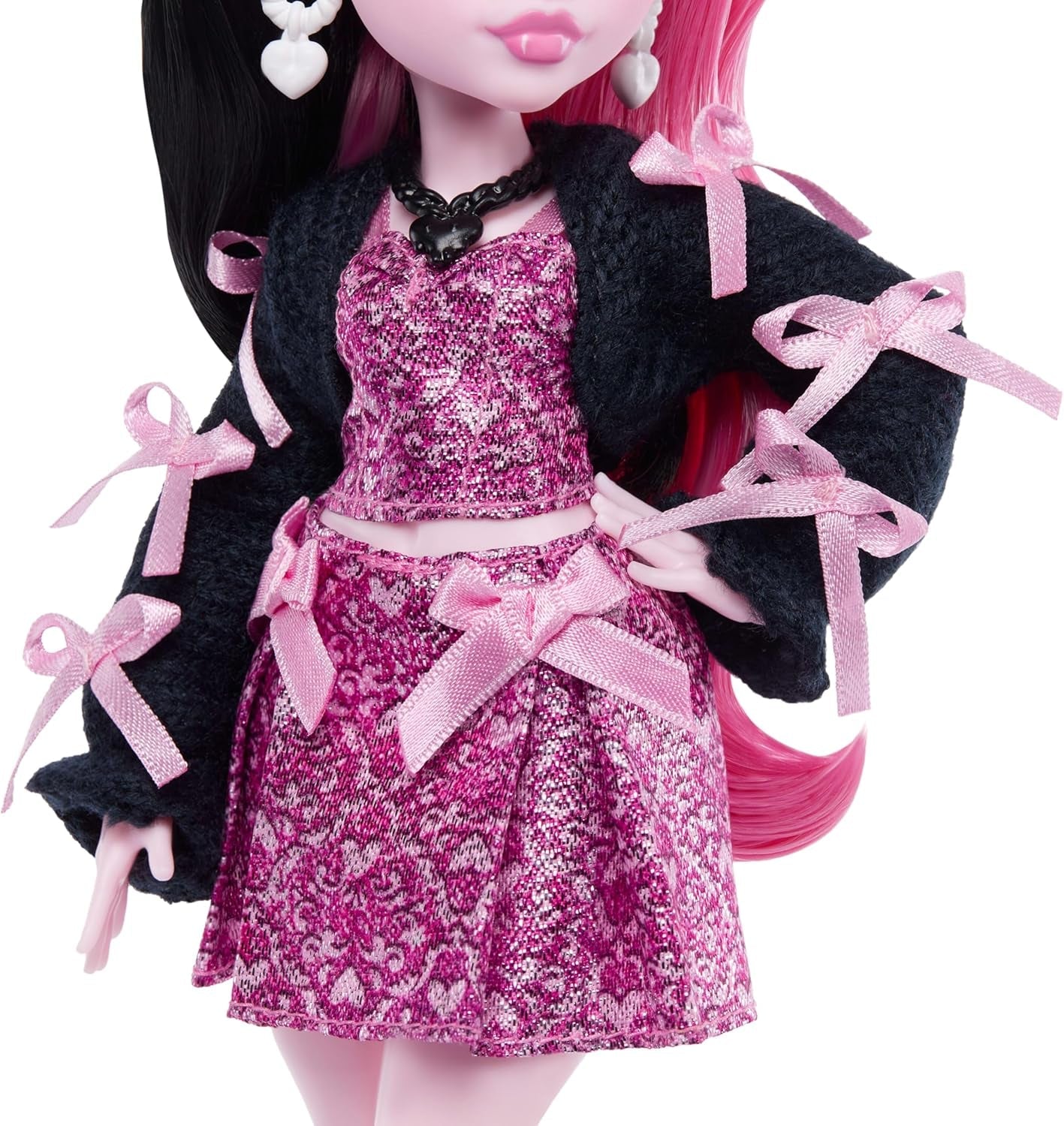 Monster High-pop Draculaura in roze jurk met strikken en zwart vest met Count Fabulous Bat en 7 accessoires, waaronder Ramen, lippenstift en tas, JHK29