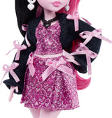 Monster High-pop Draculaura in roze jurk met strikken en zwart vest met Count Fabulous Bat en 7 accessoires, waaronder Ramen, lippenstift en tas, JHK29