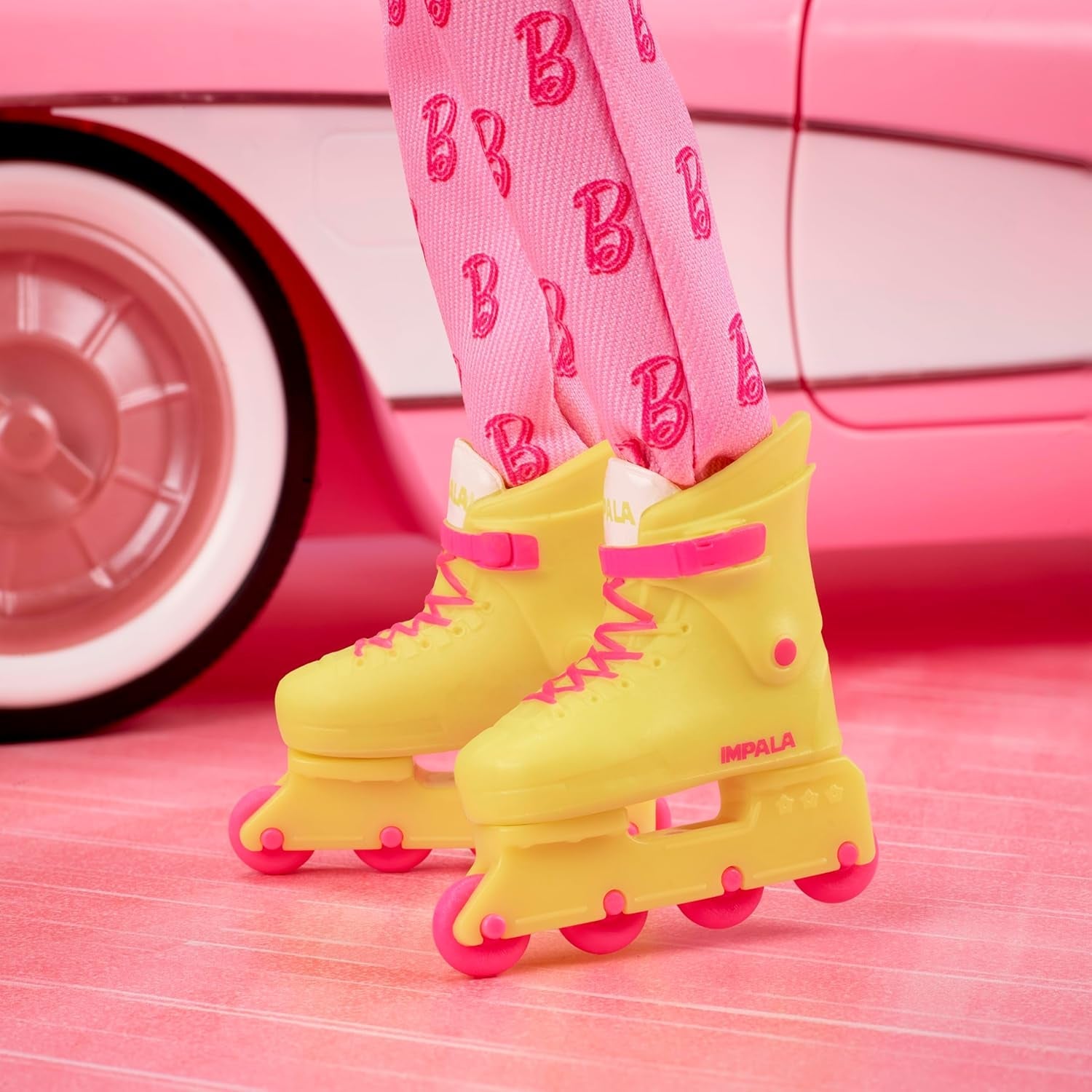 Barbie The Movie - Ken-Sammelpuppe, Ryan Gosling als Ken in rosafarbenem Overall met "B"-opdruk, witte sneaker en bunten Inlineskates, JCP80