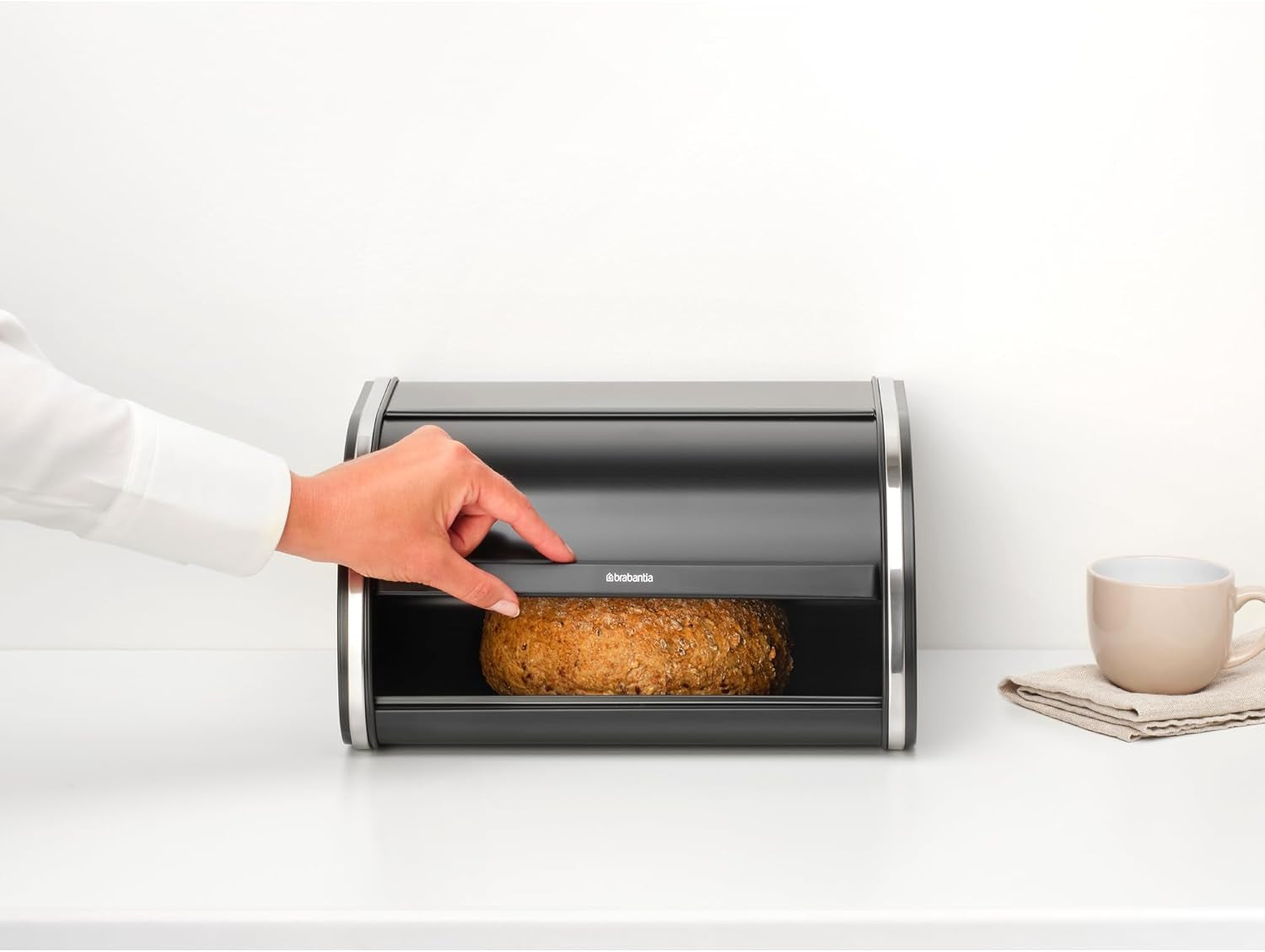 Brabantia broodtrommel - Compacte opbergdoos voor brood, bagels en broodjes met plat deksel, duurzaam staal - middelgroot - matzwart Voedselbewaardozen Naty Shop