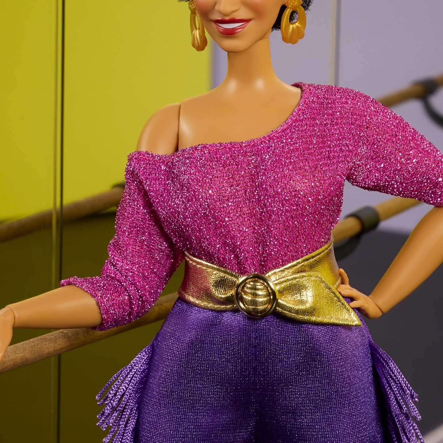 Barbie Signature Debbie Allen Tribute Collection-pop in off-shoulder top, gouden riem en paarse broek en legging met franjes, JBJ24