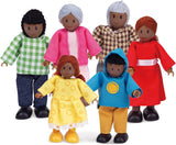 Hape Doll Family - 6-delige donkerleren poppenhuisaccessoireset met houten en stoffen figuren, fantasiespel, educatief speelgoed, interactief leerspeelgoed voor kinderen vanaf 3 jaar
