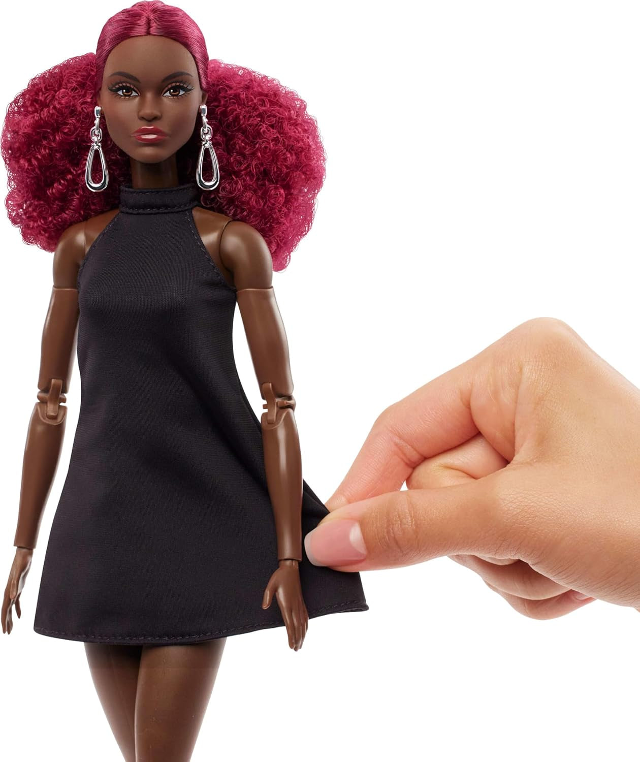 Barbie Basics Model 3 verzamelpop met rode krullen, zwarte mini-jurk en laarzen, one size fits all fashion, groot geleed lichaam en verwisselbaar hoofd, JBH75