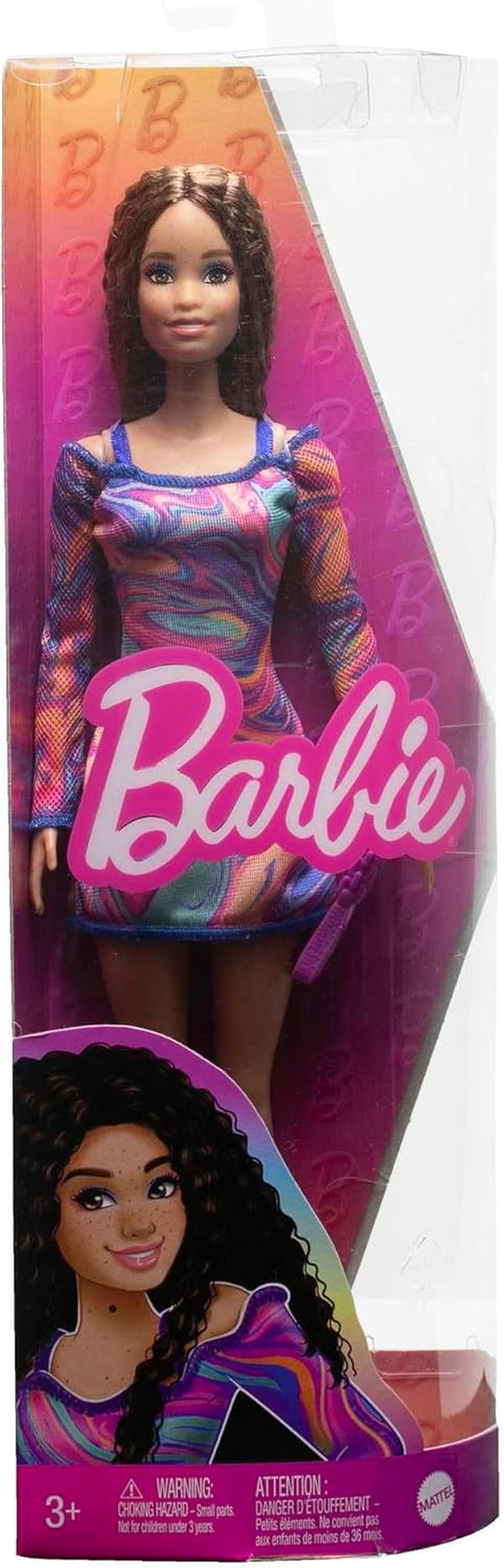 Barbie Fashionistas pop nr. 206 - Golvend haar en sproeten - Moderne regenboogmarmeren jurk, schoudertas en groene schoenen - Vanaf 3 jaar, HJT03