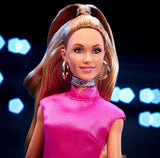 BARBIE Keeley Jones - Ted Lasso geïnspireerde verzamelpop, felroze zijden midi-jurk, gouden hoge hakken, zwarte cape, gouden oorringen, roze tas, voor kinderen vanaf 3 jaar, HJW92