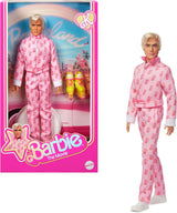 Barbie The Movie - Ken-Sammelpuppe, Ryan Gosling als Ken in rosafarbenem Overall met "B"-opdruk, witte sneaker en bunten Inlineskates, JCP80