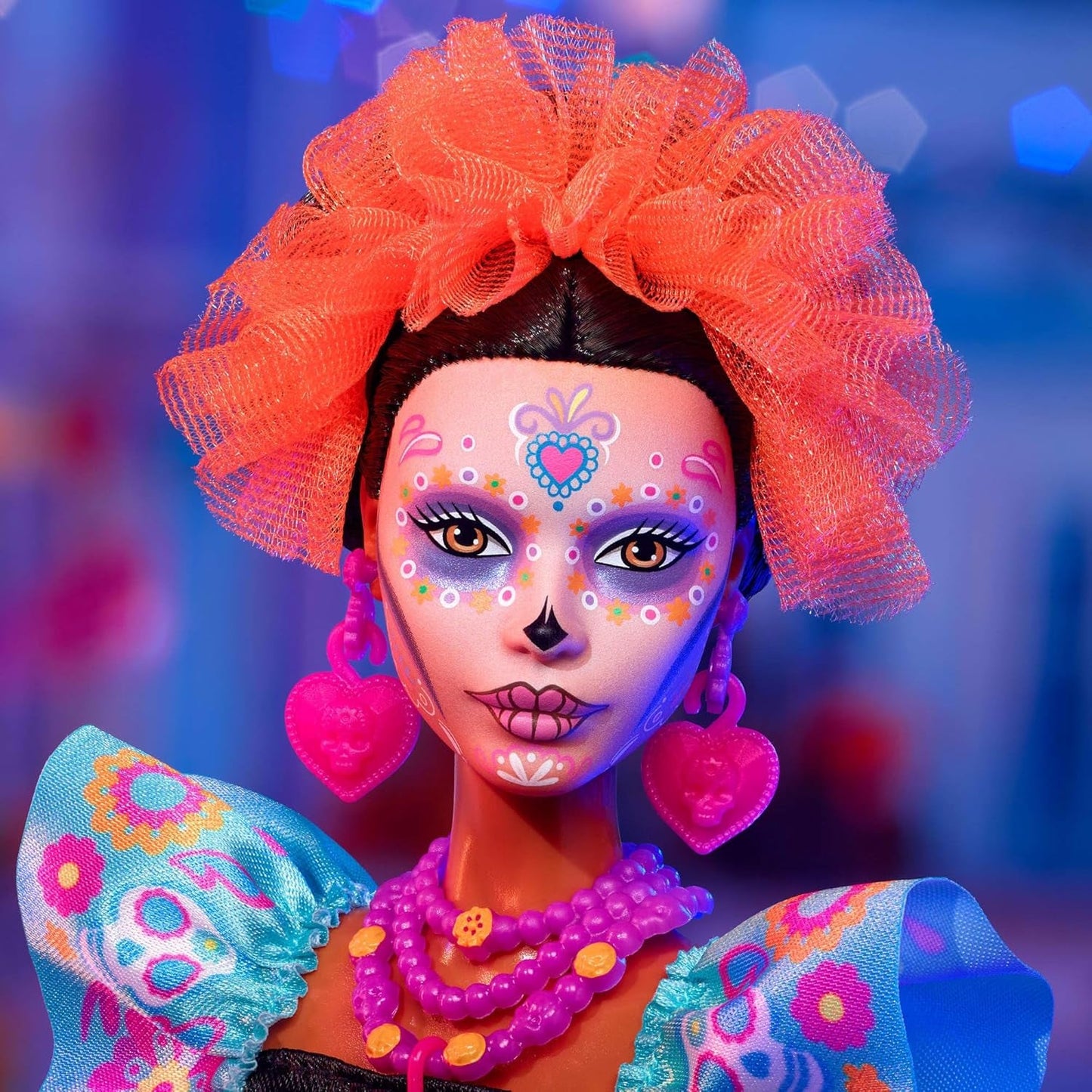 Barbie kenmerkende pop, Día De Muertos 2024 verzamelfiguur in zwarte jurk en blauwe top met ruches, geborduurde print en kleurrijke accessoires, HRM72
