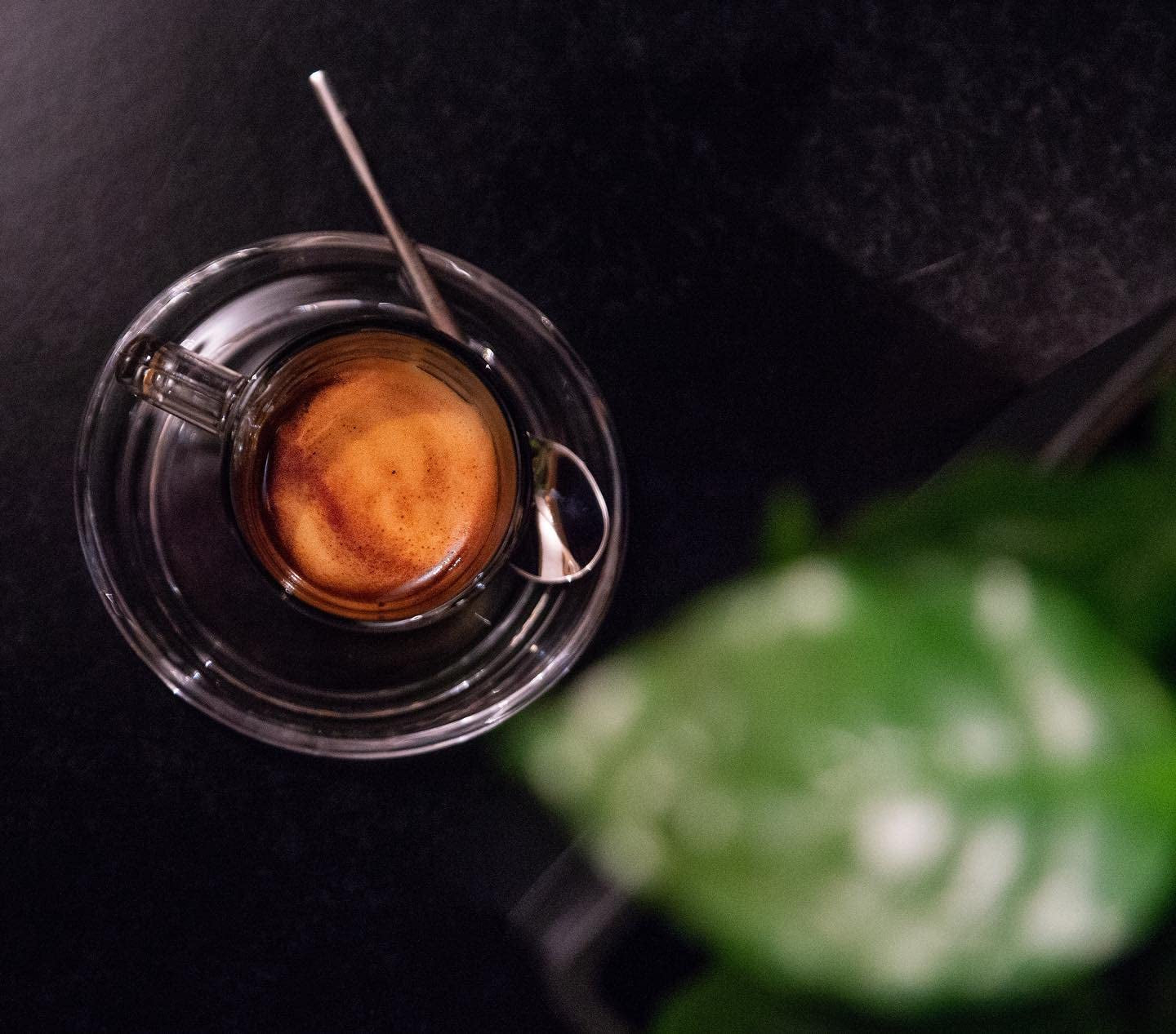 Espresso N°10 van Coffee858 - Sterke en kruidige espressomelange, bestaande uit 70% Arabica bonen uit Brazilië en 30% Robusta (1000g)