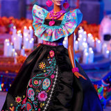 Barbie kenmerkende pop, Día De Muertos 2024 verzamelfiguur in zwarte jurk en blauwe top met ruches, geborduurde print en kleurrijke accessoires, HRM72
