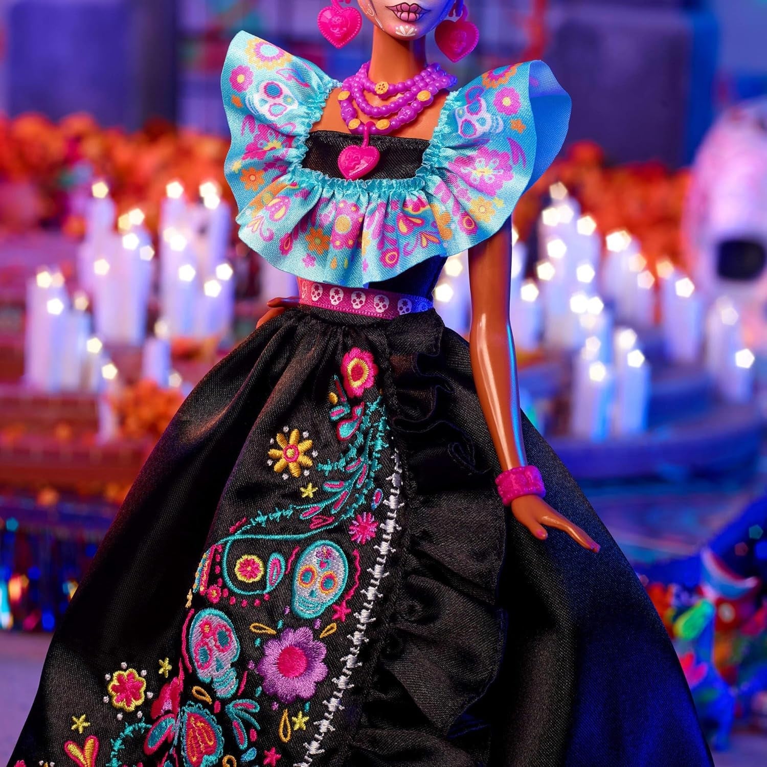 Barbie kenmerkende pop, Día De Muertos 2024 verzamelfiguur in zwarte jurk en blauwe top met ruches, geborduurde print en kleurrijke accessoires, HRM72