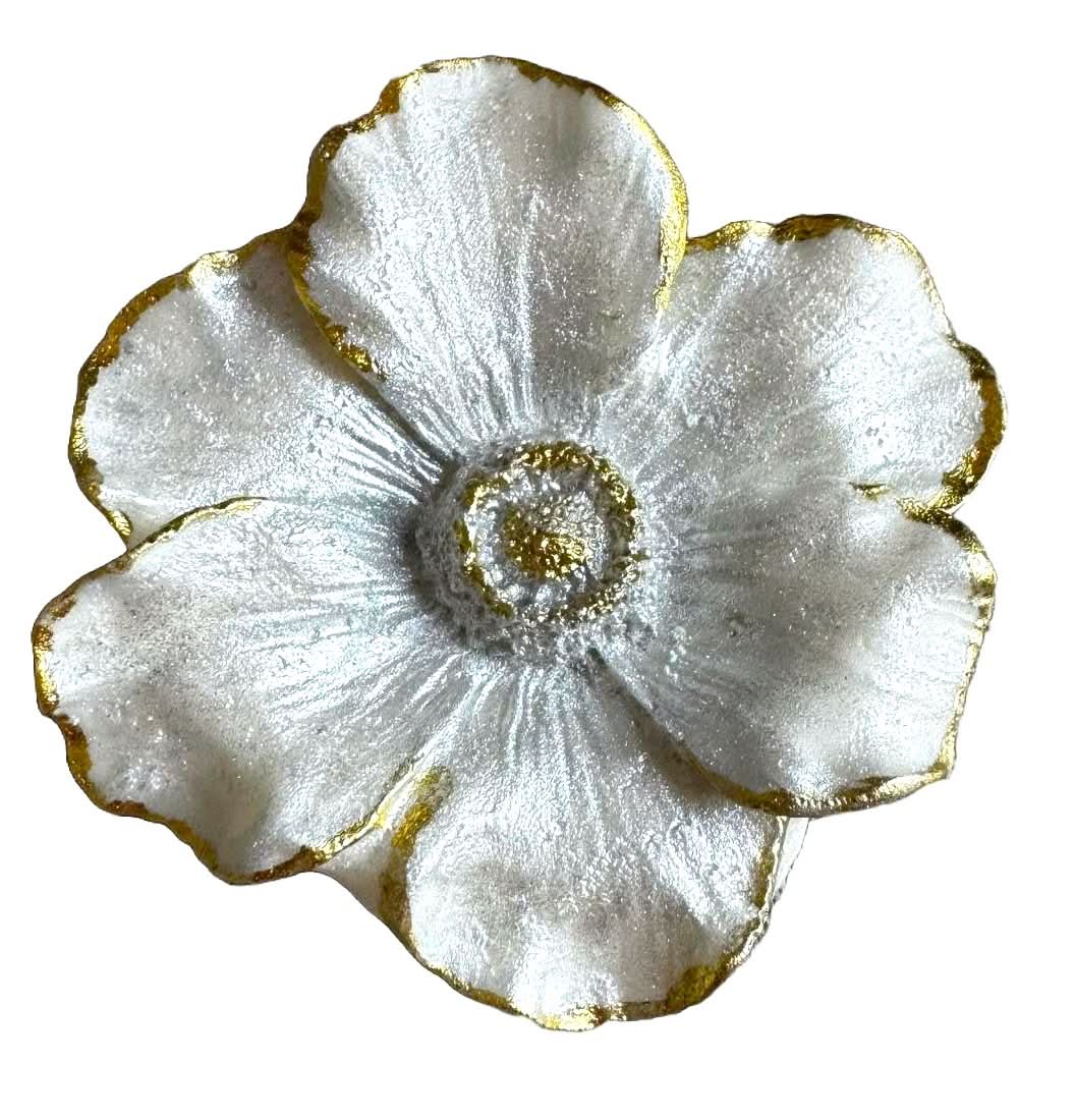 Eetbare suikerdecoratie, Camellia witte parel met gouden decoraties van Sugar Paste Nati Shop