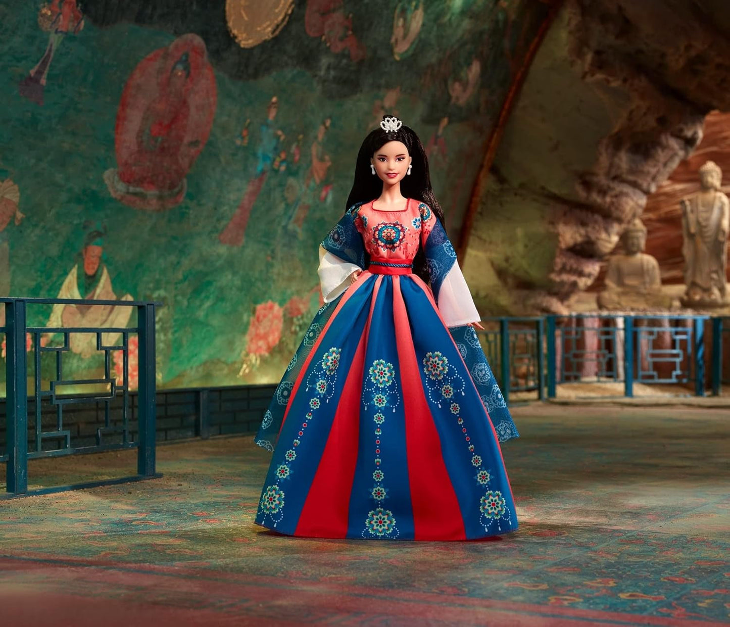 BARBIE Lunar New Year Puppe - Sammelfigur met traditionele Hanfu-Robe en Chinese drucken, geïnspireerd door Dunhuang-Höhlenmalereien, inclusief Puppenständer en Echtheitszertifikat, HJX35