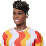 Barbie Fashionista's Ken Pop nr. 220 Met bandjes en wijde lichaamsvorm in een uitneembaar shirt met oranje patroon, korte broek en platformsandalen, HRH23 Naty Shop Dolls