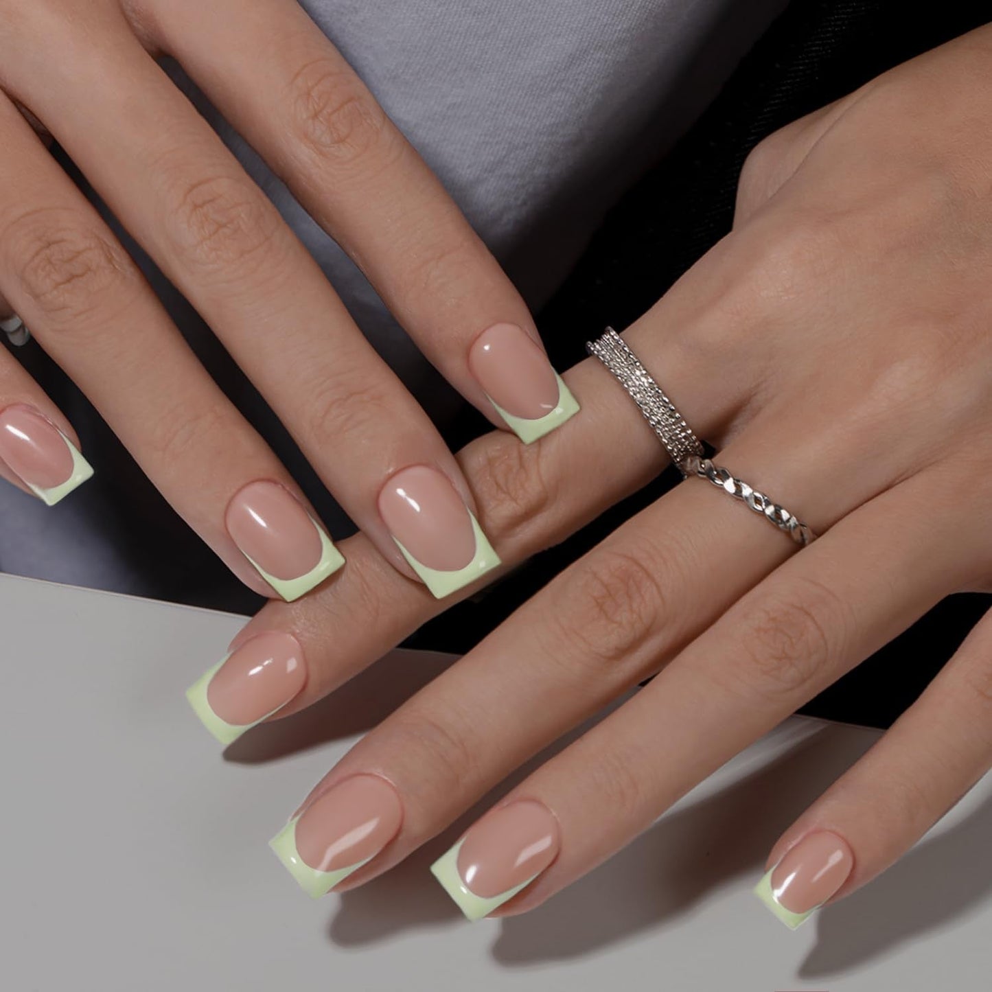 Korte Franse tip nepnagels - 30 stuks zwarte nagels om op korte vierkante nagels te lijmen, Franse tip nepnagels met lijm, vierkante kunstnagels set voor dames