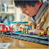 LEGO City tram met station, cadeau-idee voor voertuigspeelgoedfans vanaf 7 jaar, met 6 minifiguren en een geleidehond voor rollenspellen, bouwspeelgoed 60423 Bouwsets Besuche den LEGO-Store