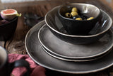 MÄSER 934073 Niara Organic Series Moderne 4-persoons serviesset met spannende vintage look, 16-delig combinatieservies met een speciale combinatie van zwart en bruin glazuur, steengoed