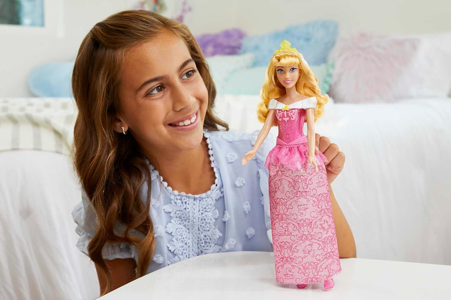 Mattel DISNEY Prinses Aurora - Pop met iconische outfit, afneembare schoenen en tiara, sprankelende top en afneembare rok met patroon, lang haar voor styling, HLW09