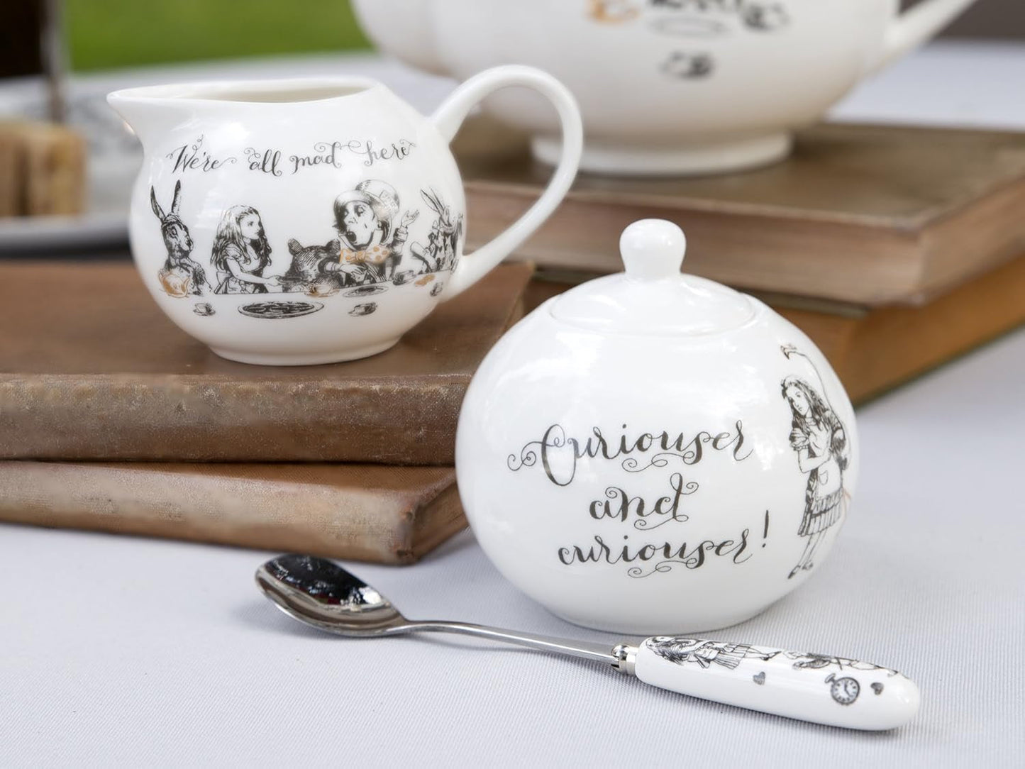 Alice in Wonderland fijne porseleinen theepot en melkkan, porseleinen kom en melkkan in een luxe geschenkdoos