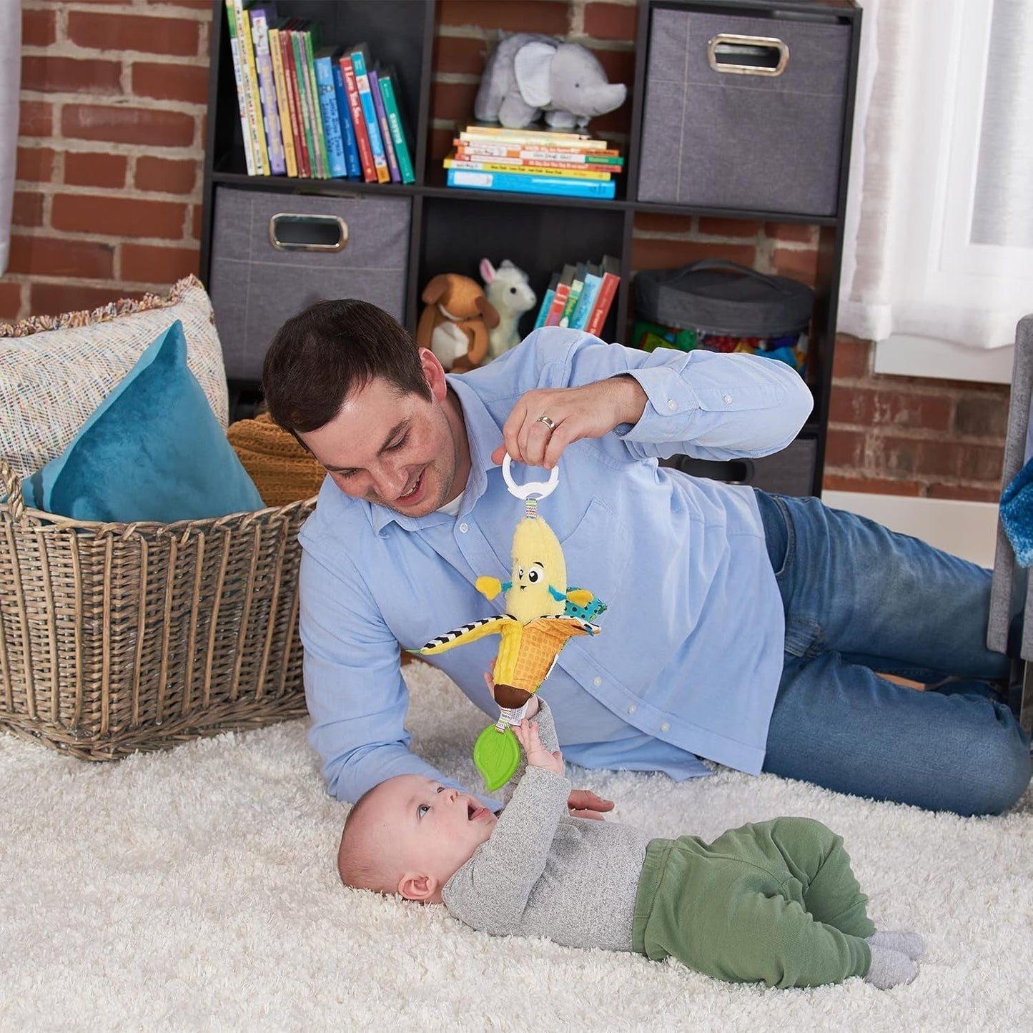 LAMAZE Bea de banaan, clip-on kinderwagen en kinderwagen pasgeboren speelgoed, sensorisch babyspeeltje met kleuren en geluiden, ontwikkelingsspeelgoed voor jongens en meisjes van 0-24 maanden, geel babyspeelgoed Naty Shop