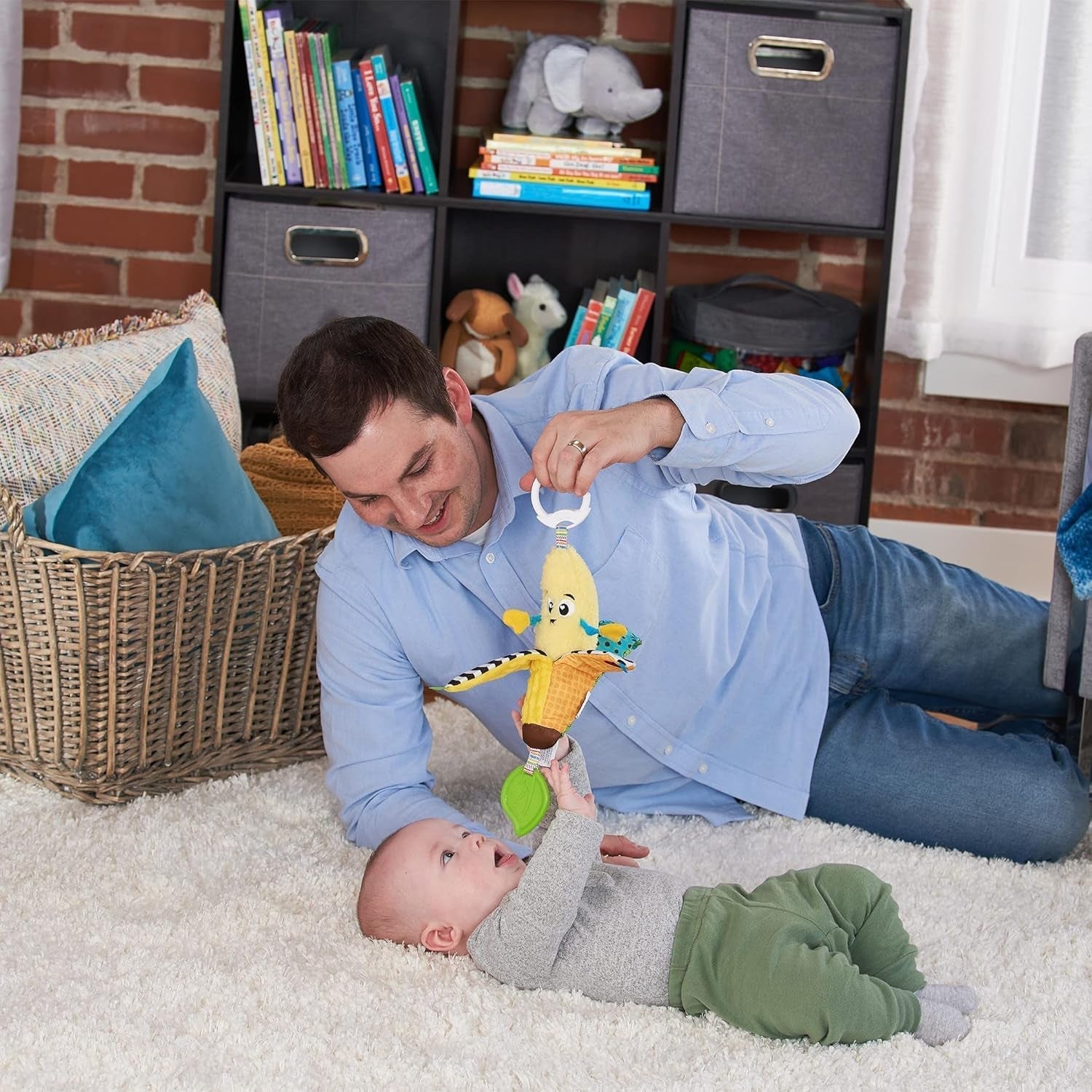 LAMAZE Bea de banaan, clip-on kinderwagen en kinderwagen pasgeboren speelgoed, sensorisch babyspeeltje met kleuren en geluiden, ontwikkelingsspeelgoed voor jongens en meisjes van 0-24 maanden, geel babyspeelgoed Naty Shop