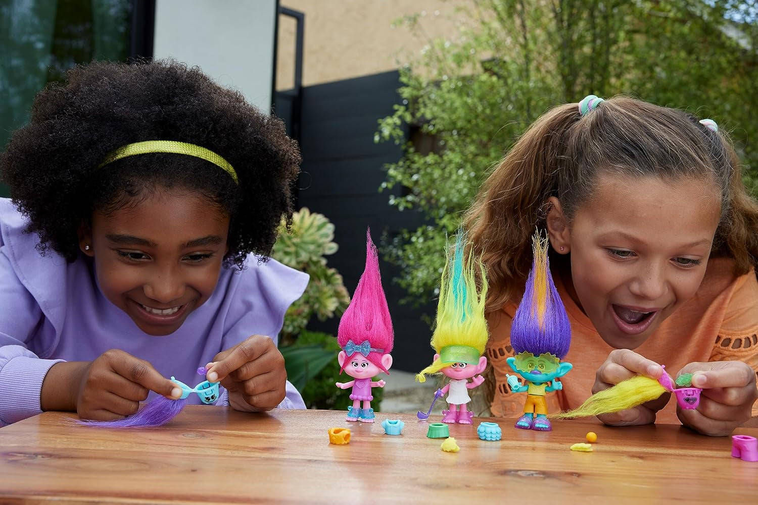 Mattel DREAMWORKS TROLLS United We Stand - Harige Surprises Viva-pop met felgeel pluchen haar en 3 verrassingsaccessoires, voor kinderen vanaf 3 jaar, HNF11