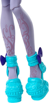 Monster High Fearbook Twyla Doll en Film Club thema-accessoireset, College Jacket, afstudeeralbum, bordspel en koekjes, HXW31