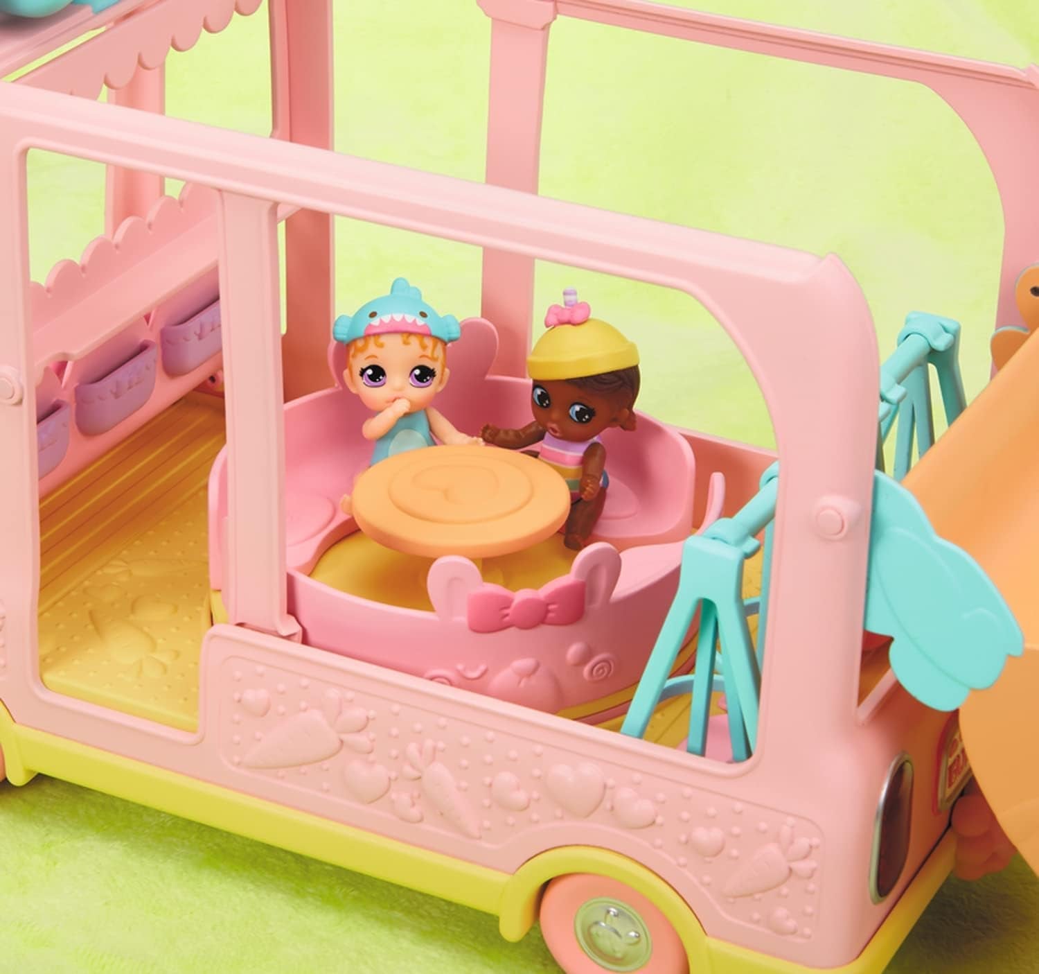 BABY born 904763 Baby Surprise Bus - roze minipoppenspeelgoedbus met 2 exclusieve poppen, drievoudige kinderwagen, schommel, carrousel, glijbaan en drievoudige schommel.
