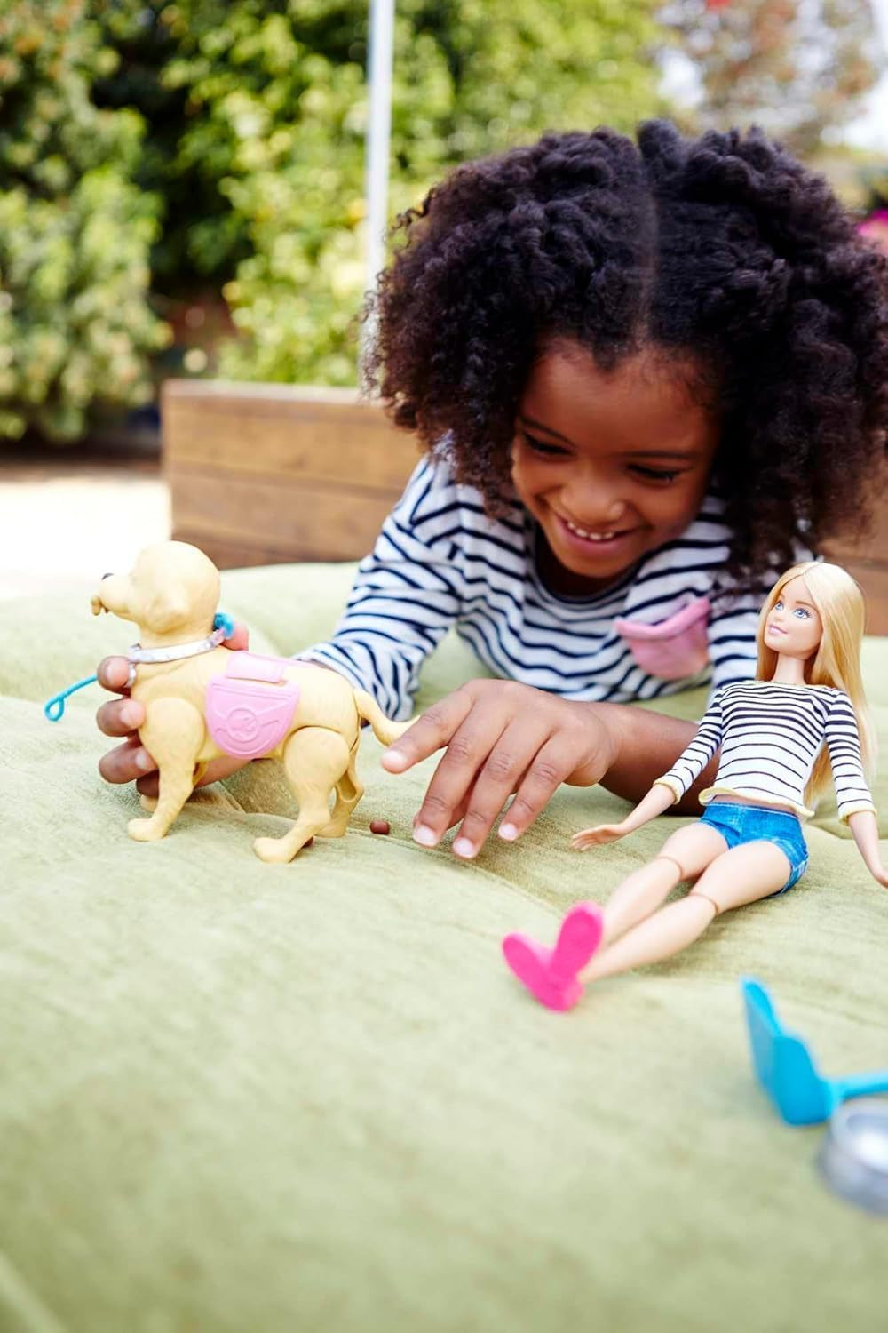 Barbie loop- en potjespop, blonde pop met lopende hond, poeplepel, accessoires inclusief pophond, kindercadeau, speelgoed voor 3 jaar en ouder, DWJ68