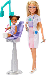 Barbie Tandartspop, modepop met blond haar, blauwe jurk en laboratoriumjas, 1 kinderpop, examenaccessoires en diverse accessoires, JCR74