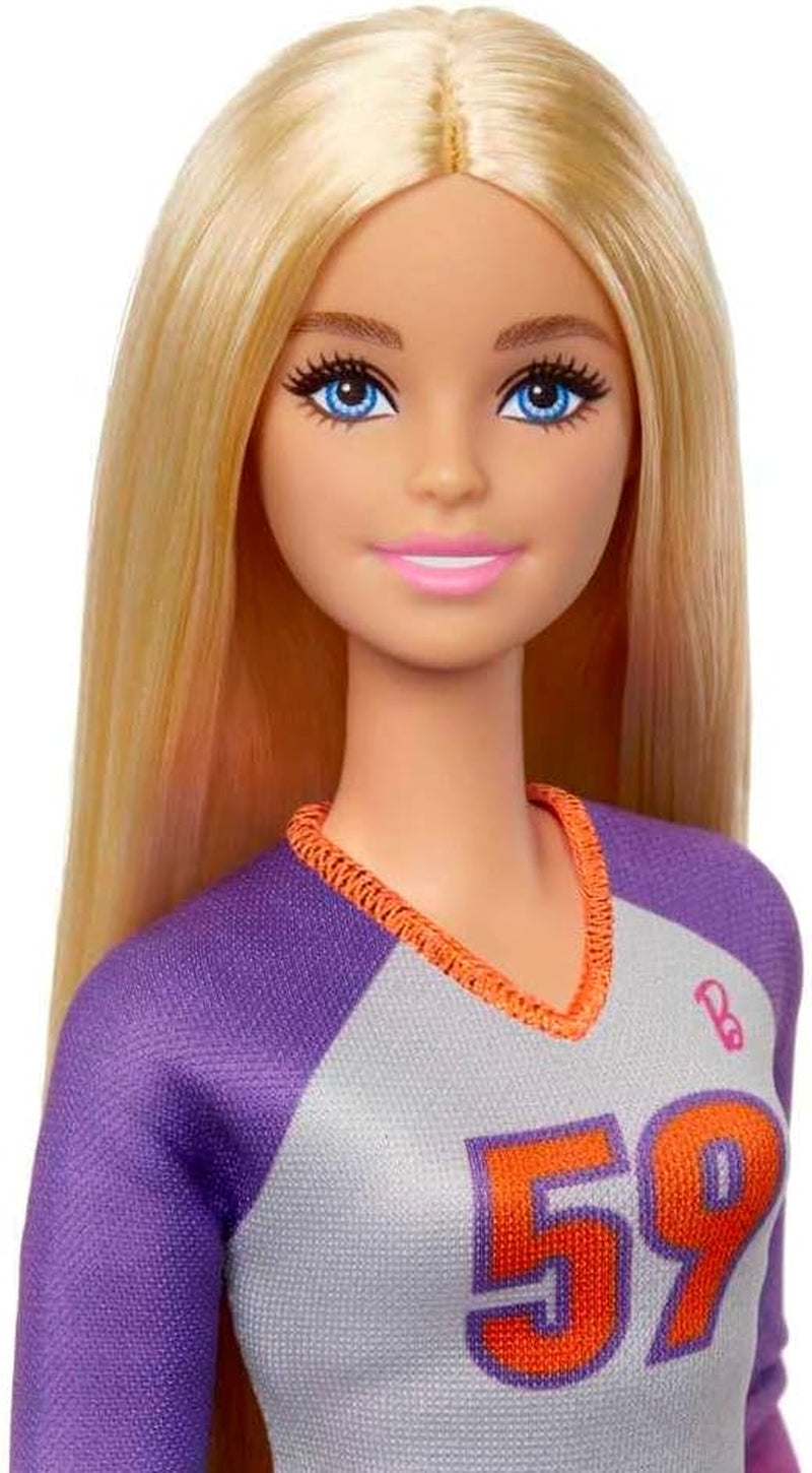 Barbie Made to Move - Volleybalspelerpop met T-shirt en bal - 22 gewrichten voor realistisch spelen, inclusief volleybal- en sportuitrusting, HKT72