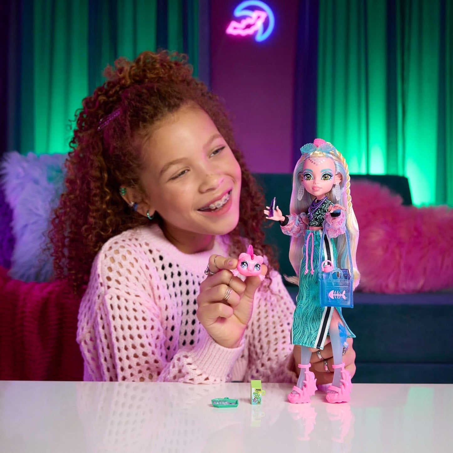 Monster High Lagoona Blue Neptuna vis korte top en sport maxi rok pop met 7 accessoires, waaronder schelpzonnebril, snack en tas, JHK33