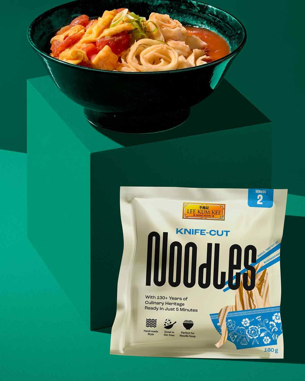 LEE KUM KEE Knife Cut Noodles - Aziatische mesgesneden noedels met een hartige stevige textuur, ideaal voor wokgerechten en soepen, halfdroog, twee porties per verpakking, 6 x 180 g multipack