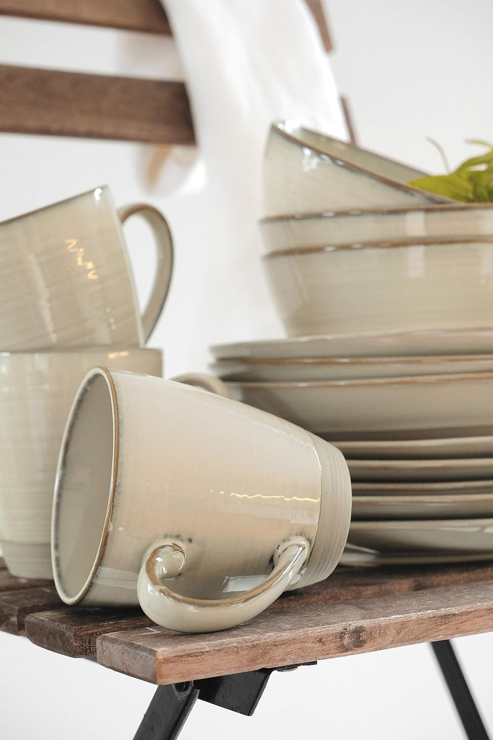 MÄSER 931371 Nottingham Vintage Series serviesset voor 4 personen, 8-delig servies, dinerborden en dinerborden, onregelmatige ronde retro-look, steengoed, beige