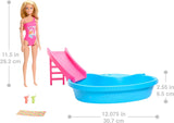 Barbiepop en accessoires - zwembad met glijbaan en accessoires voor urenlang plezier in de zon, roze badpak met tropisch design, voor kinderen vanaf 3 jaar, HRJ74