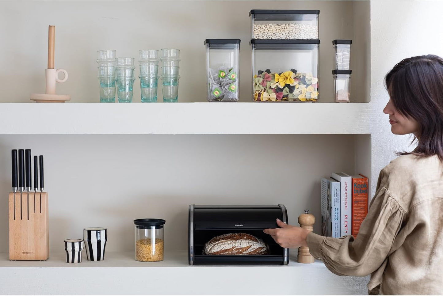 Brabantia broodtrommel - Compacte opbergdoos voor brood, bagels en broodjes met plat deksel, duurzaam staal - middelgroot - matzwart Voedselbewaardozen Naty Shop