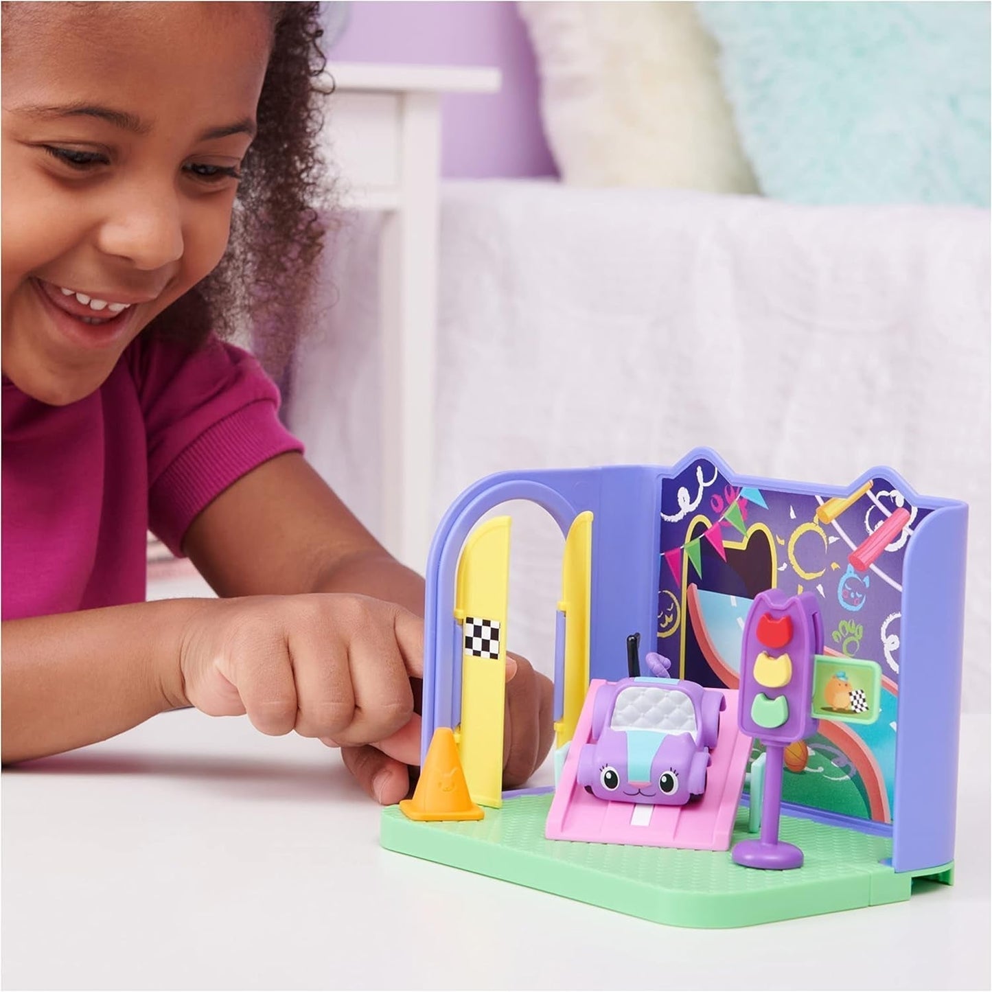 Gabby's Dollhouse Deluxe kamer, Purr-Ific speelkamer, speelkamer met Carlita speelgoedauto, 2 meubelstukken en 2 verrassingsdozen met accessoires, geschikt voor kinderen vanaf 3 jaar Naty Shop poppenhuizen