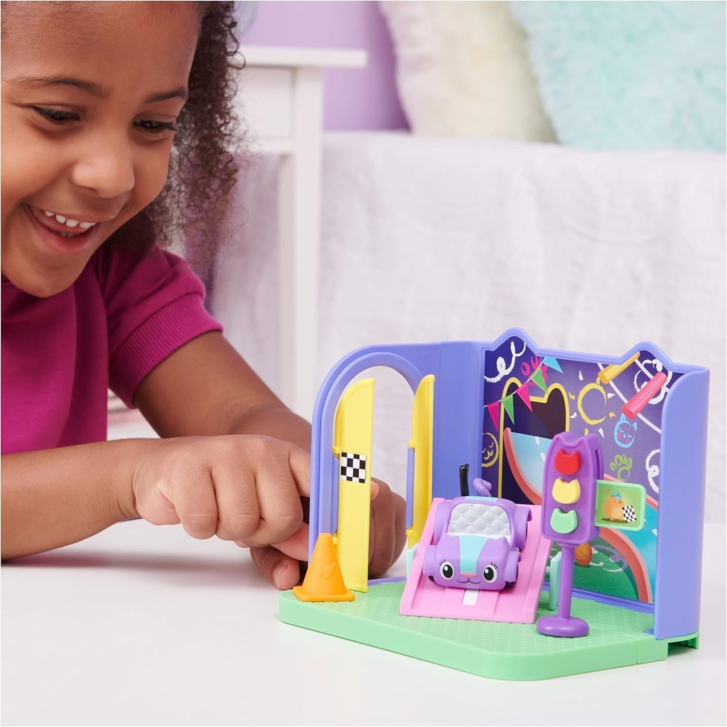 Gabby's Dollhouse Deluxe kamer, Purr-Ific speelkamer, speelkamer met Carlita speelgoedauto, 2 meubelstukken en 2 verrassingsdozen met accessoires, geschikt voor kinderen vanaf 3 jaar Naty Shop poppenhuizen