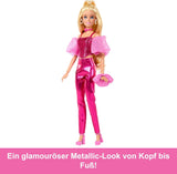 Barbie Deluxe Style #5 pop in een metallic roze blonde outfit met een sprankelend lijfje en een glitterbroek, met accessoires waaronder een roze ketting en een handtas, JFP40
